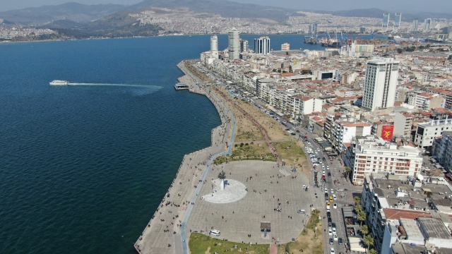 İzmir’de vatandaşlar Kordon'a akın etti