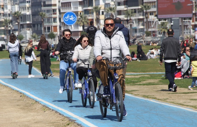 İzmir’de vatandaşlar Kordon'a akın etti