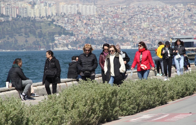 İzmir’de vatandaşlar Kordon'a akın etti