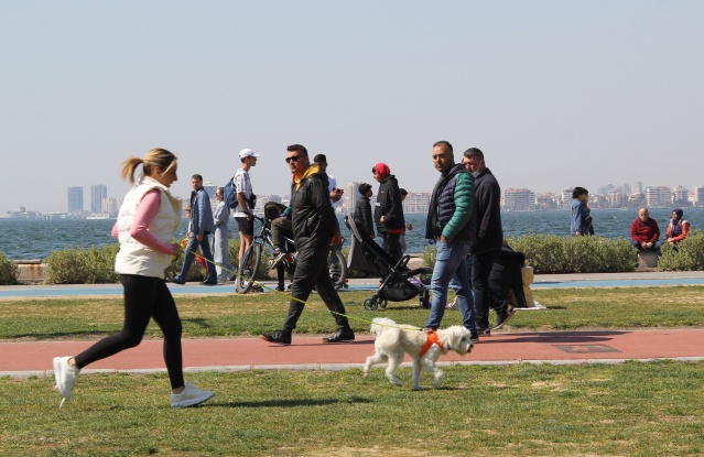 İzmir’de vatandaşlar Kordon'a akın etti