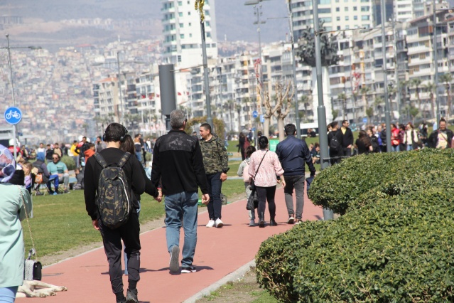 İzmir’de vatandaşlar Kordon'a akın etti