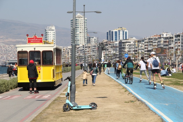 İzmir’de vatandaşlar Kordon'a akın etti