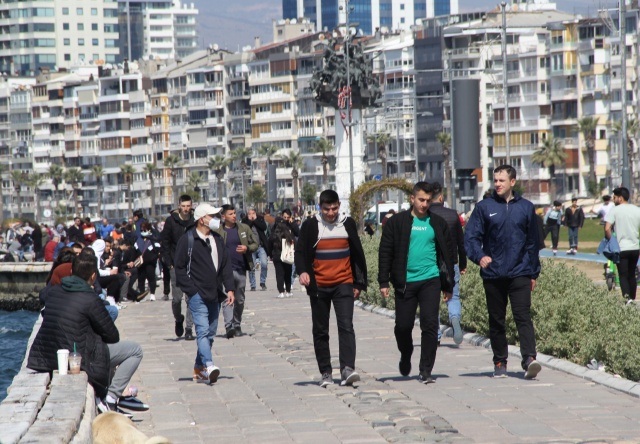 İzmir’de vatandaşlar Kordon'a akın etti