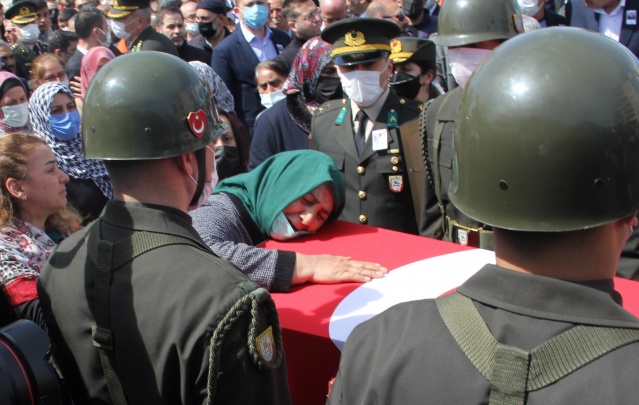 İzmir şehidini gözyaşlarıyla uğurladı