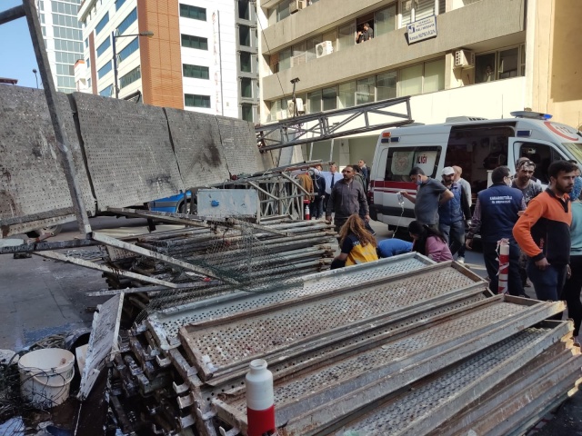 İzmir'de iskele çöktü! 15 metre yükseklikten düşen 3 işçi yaralandı