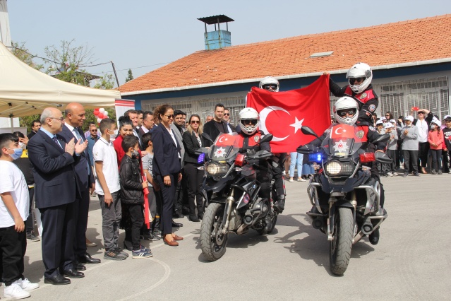 İzmir’de renkli 23 Nisan kutlaması