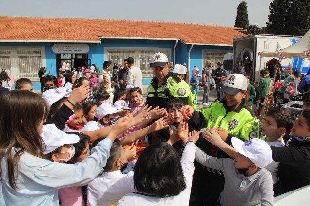 İzmir’de renkli 23 Nisan kutlaması