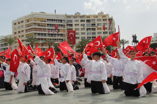 İzmir'de 23 Nisan coşkuyla kutlandı