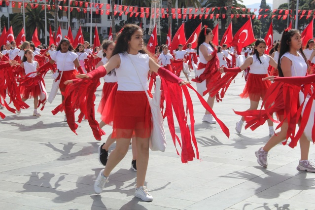 İzmir'de 23 Nisan coşkuyla kutlandı