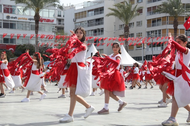 İzmir'de 23 Nisan coşkuyla kutlandı