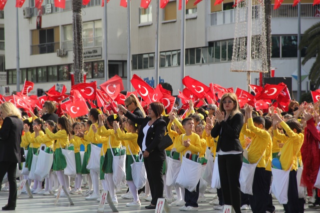 İzmir'de 23 Nisan coşkuyla kutlandı