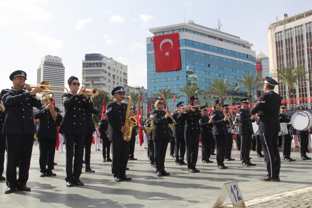 İzmir'de 23 Nisan coşkuyla kutlandı