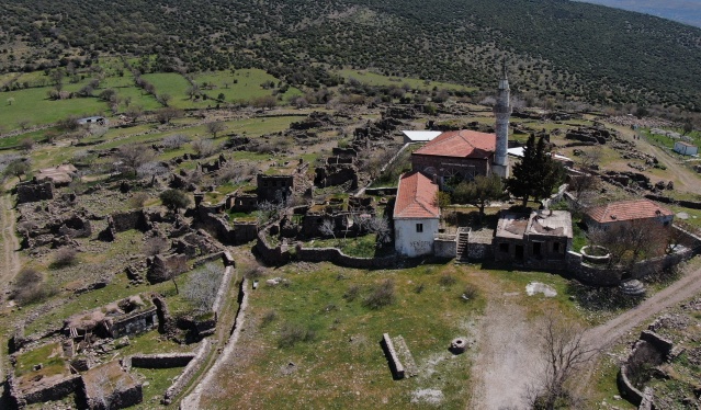 Terk edilen köy yapımcıların gözdesi oldu