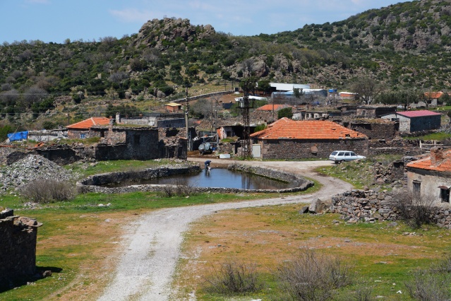 Terk edilen köy yapımcıların gözdesi oldu