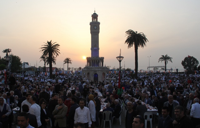 AK Parti İzmir’den 20 bin kişilik iftar