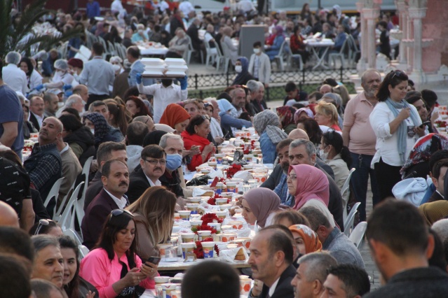 AK Parti İzmir’den 20 bin kişilik iftar