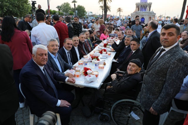 AK Parti İzmir’den 20 bin kişilik iftar