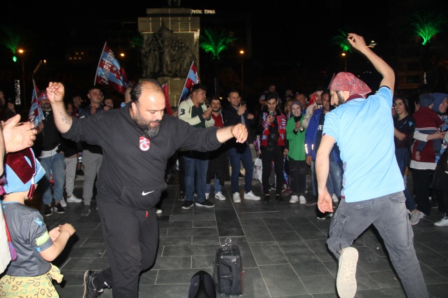 İzmir’de Trabzonspor’un şampiyonluğu coşkuyla kutlandı