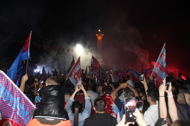 İzmir’de Trabzonspor’un şampiyonluğu coşkuyla kutlandı