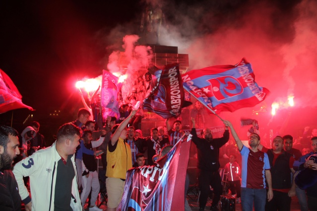 İzmir’de Trabzonspor’un şampiyonluğu coşkuyla kutlandı