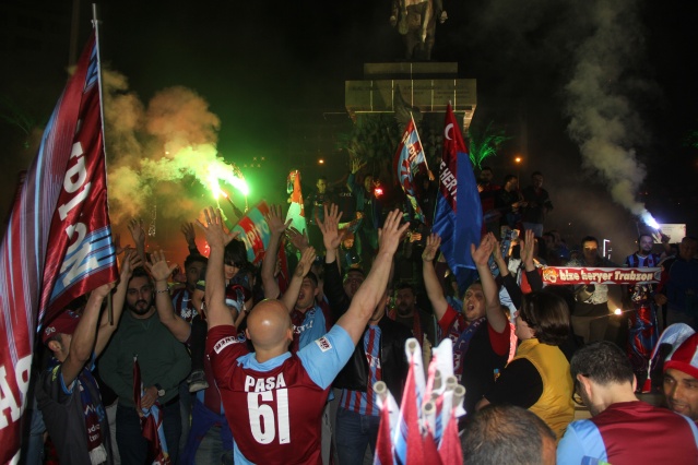 İzmir’de Trabzonspor’un şampiyonluğu coşkuyla kutlandı