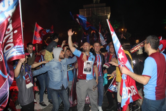 İzmir’de Trabzonspor’un şampiyonluğu coşkuyla kutlandı