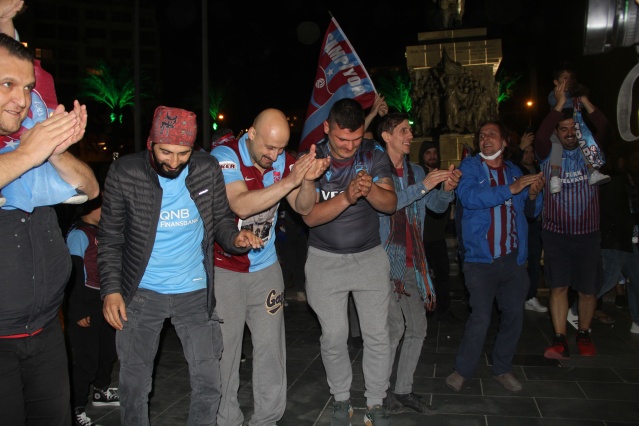 İzmir’de Trabzonspor’un şampiyonluğu coşkuyla kutlandı