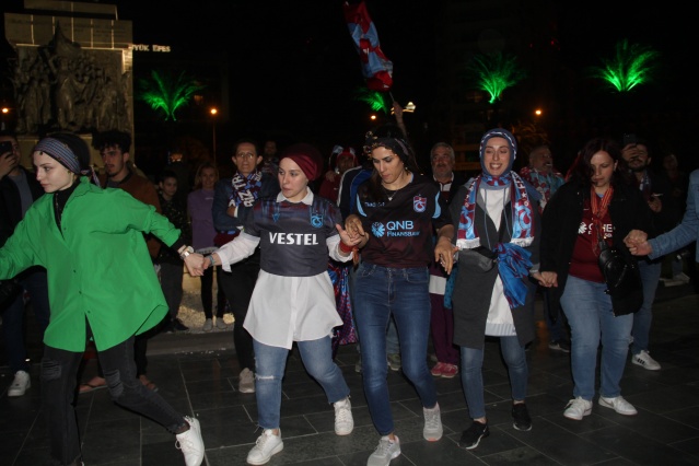 İzmir’de Trabzonspor’un şampiyonluğu coşkuyla kutlandı