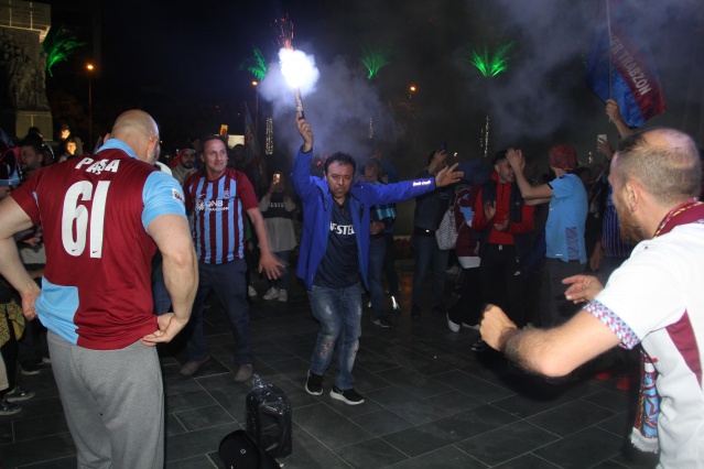 İzmir’de Trabzonspor’un şampiyonluğu coşkuyla kutlandı