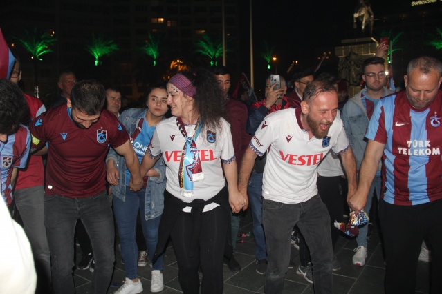 İzmir’de Trabzonspor’un şampiyonluğu coşkuyla kutlandı