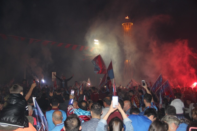 İzmir’de Trabzonspor’un şampiyonluğu coşkuyla kutlandı