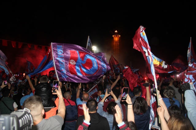 İzmir’de Trabzonspor’un şampiyonluğu coşkuyla kutlandı