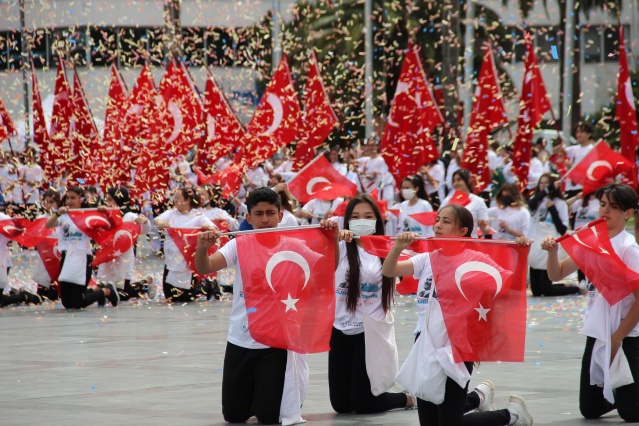 19 Mayıs İzmir'de coşkuyla kutlandı