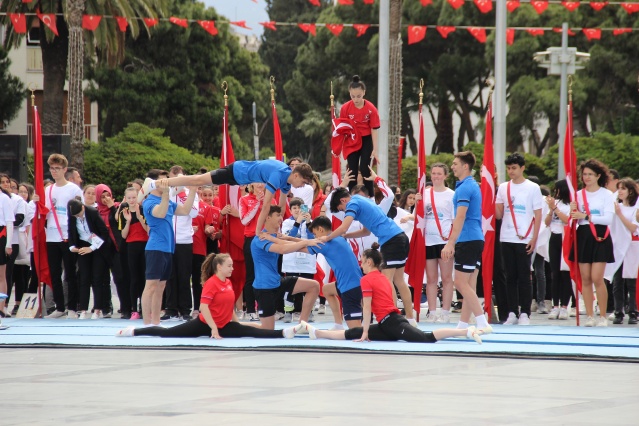 19 Mayıs İzmir'de coşkuyla kutlandı