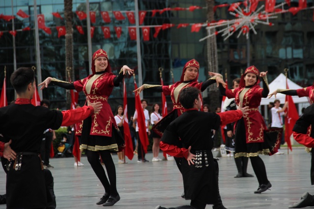 19 Mayıs İzmir'de coşkuyla kutlandı