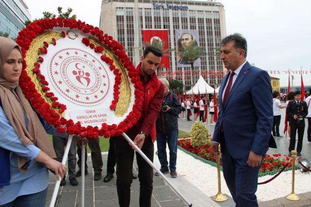 19 Mayıs İzmir'de coşkuyla kutlandı