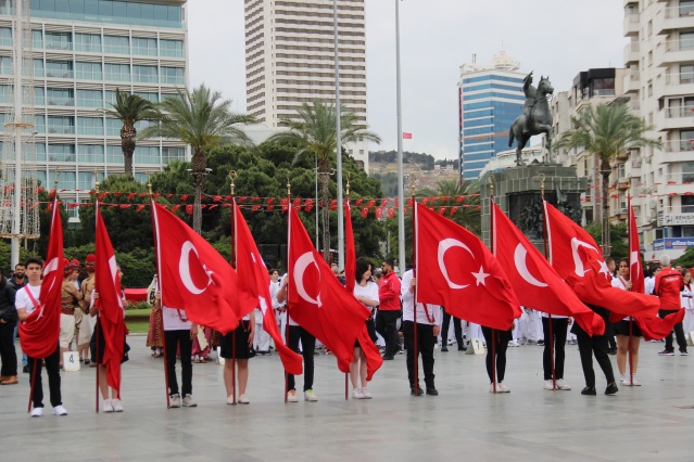 19 Mayıs İzmir'de coşkuyla kutlandı