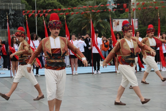 19 Mayıs İzmir'de coşkuyla kutlandı