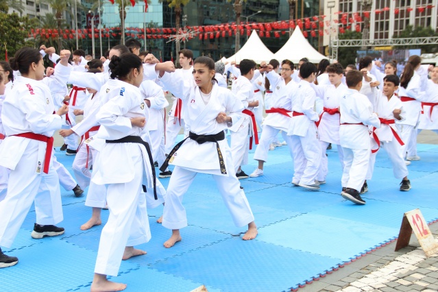 19 Mayıs İzmir'de coşkuyla kutlandı