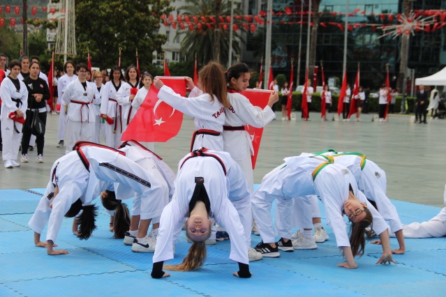 19 Mayıs İzmir'de coşkuyla kutlandı