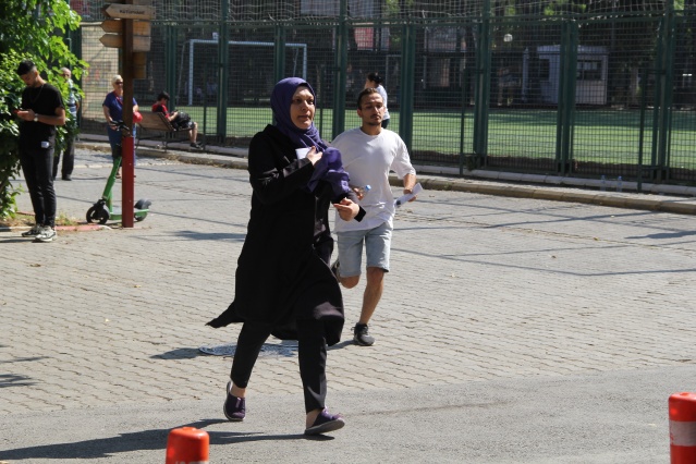 İzmir'de YKS maratonu! Koşarak geldiler, sınava son anda yetiştiler