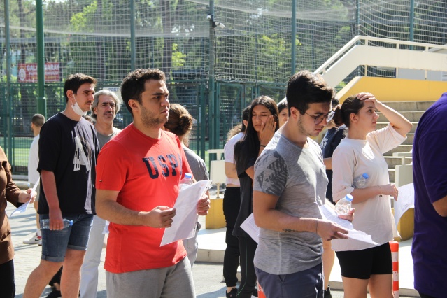 İzmir'de YKS maratonu! Koşarak geldiler, sınava son anda yetiştiler