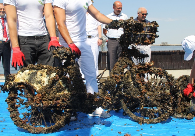 İzmir Körfezi’nden çıkan atıklar şaşırttı