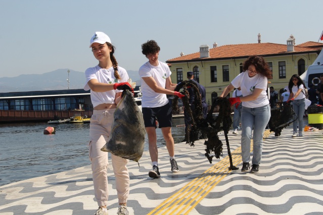 İzmir Körfezi’nden çıkan atıklar şaşırttı