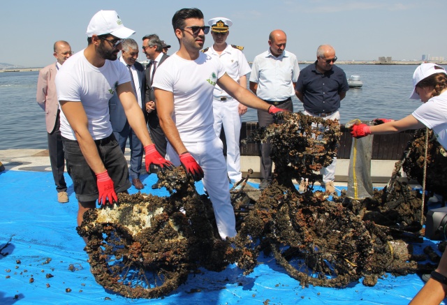 İzmir Körfezi’nden çıkan atıklar şaşırttı