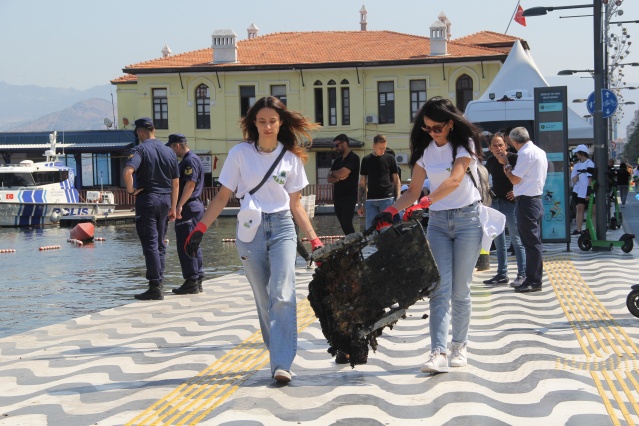 İzmir Körfezi’nden çıkan atıklar şaşırttı