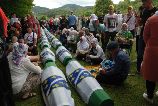 Srebrenitsa şehitleri soykırımın merkezinde anıldı!