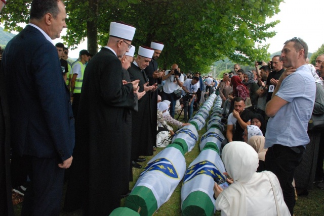 Srebrenitsa şehitleri soykırımın merkezinde anıldı!