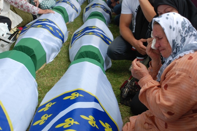 Srebrenitsa şehitleri soykırımın merkezinde anıldı!