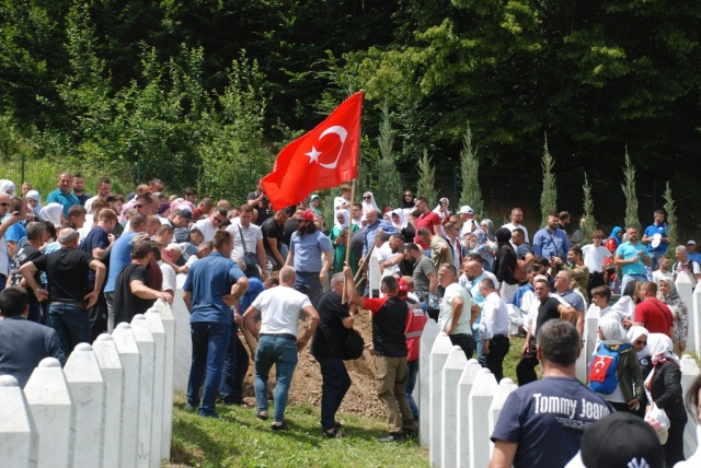 Srebrenitsa şehitleri soykırımın merkezinde anıldı!